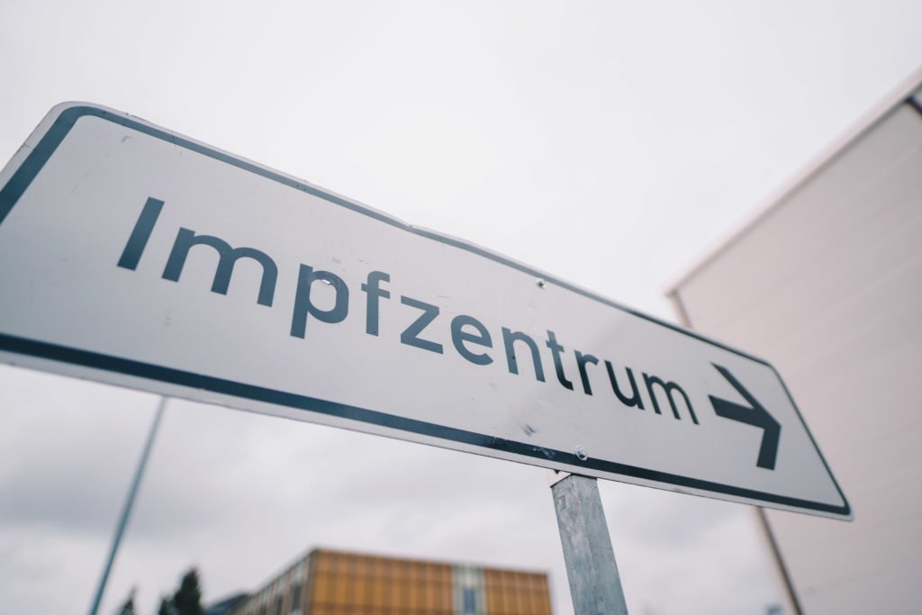 Wegweiser führen zum Impfzentrum Chemnitz