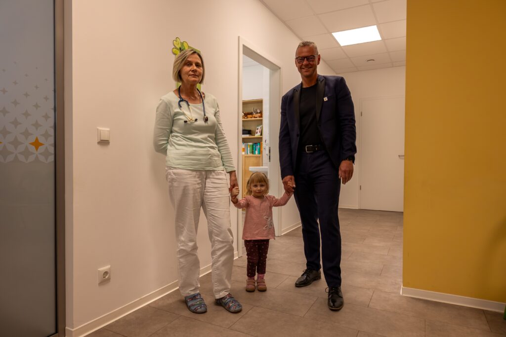 Dipl.-Med. Baumann mit BM Ingo Seifert und Lotte